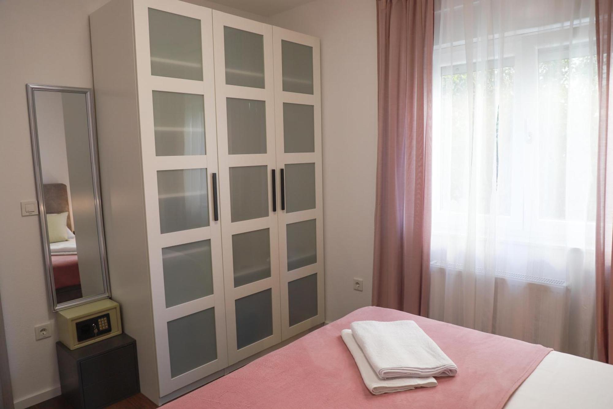 Holiday Apartments Ivano & Leo - Private Parking ซาดาร์ ภายนอก รูปภาพ
